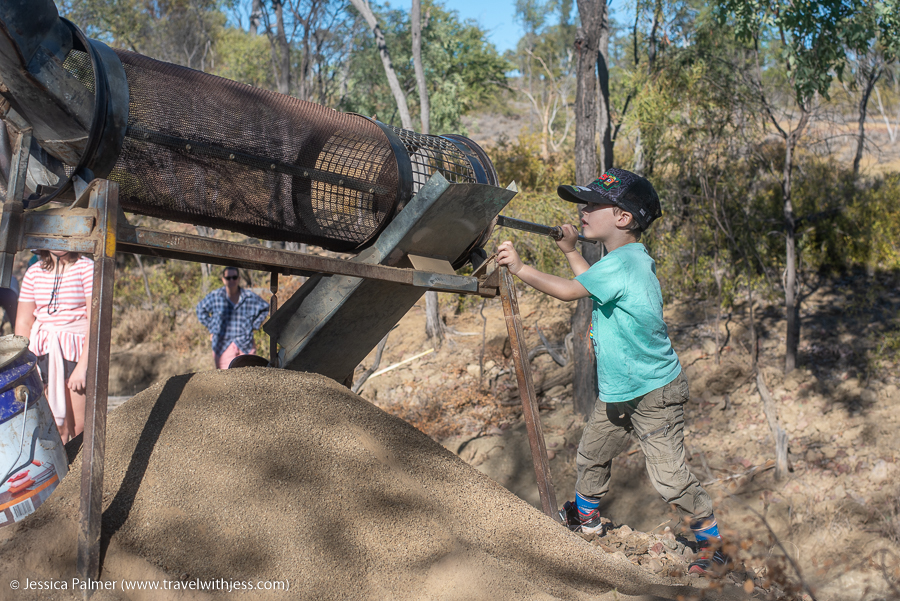 sapphire fossicking QLD